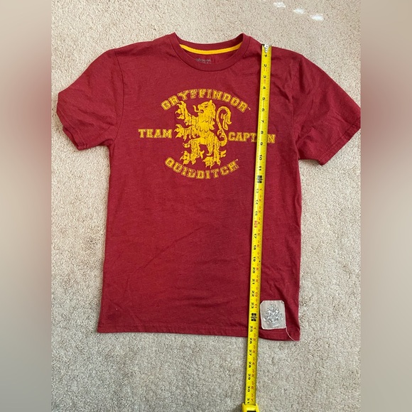 Harry Potter Wizarding World Gryffindor Quidditch Team Captain T Shirt Sz S Red - Picture 6 of 7